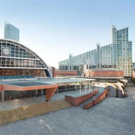 The Middlewood Plaza Suite - By Parydise Properties - Business Or Leisure Stays, Central Location, Sleeps 4, Salford Манчестер Экстерьер фото