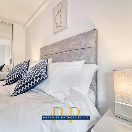 The Middlewood Plaza Suite - By Parydise Properties - Business Or Leisure Stays, Central Location, Sleeps 4, Salford Манчестер Экстерьер фото