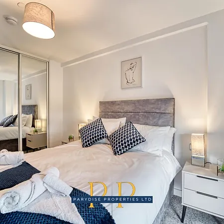 The Middlewood Plaza Suite - By Parydise Properties - Business Or Leisure Stays, Central Location, Sleeps 4, Salford Манчестер Экстерьер фото