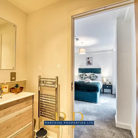 The Middlewood Plaza Suite - By Parydise Properties - Business Or Leisure Stays, Central Location, Sleeps 4, Salford Манчестер Экстерьер фото