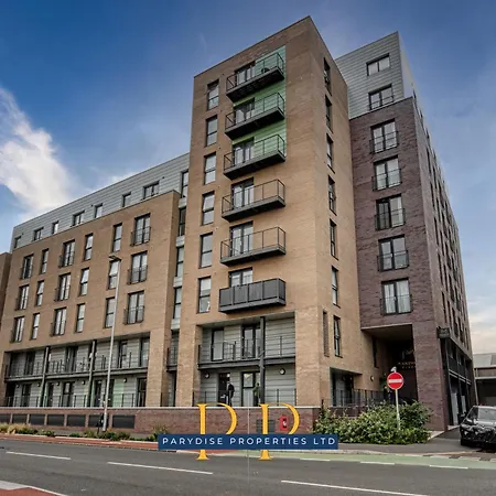 The Middlewood Plaza Suite - By Parydise Properties - Business Or Leisure Stays, Central Location, Sleeps 4, Salford Манчестер Экстерьер фото