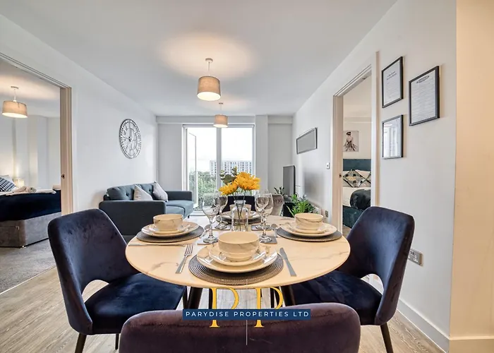 The Middlewood Plaza Suite - By Parydise Properties - Business Or Leisure Stays, Central Location, Sleeps 4, Salford