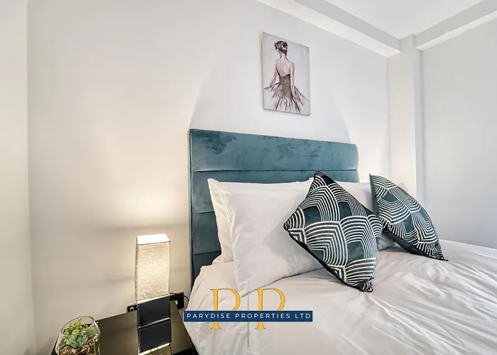 The Middlewood Plaza Suite - By Parydise Properties - Business Or Leisure Stays, Central Location, Sleeps 4, Salford