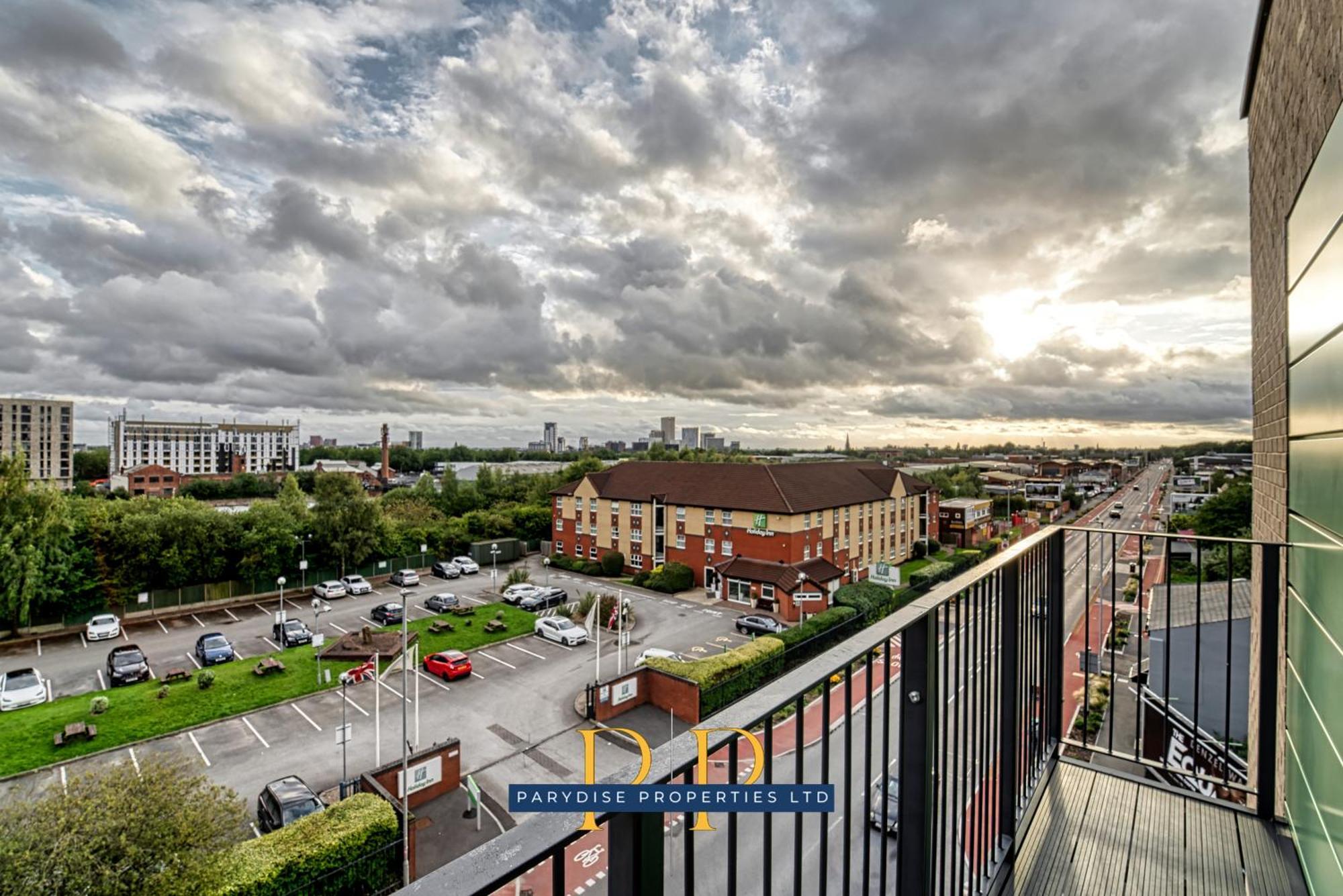 The Middlewood Plaza - By Parydise - Business Or Leisure Stays, Location, Sleeps 4, Salford *